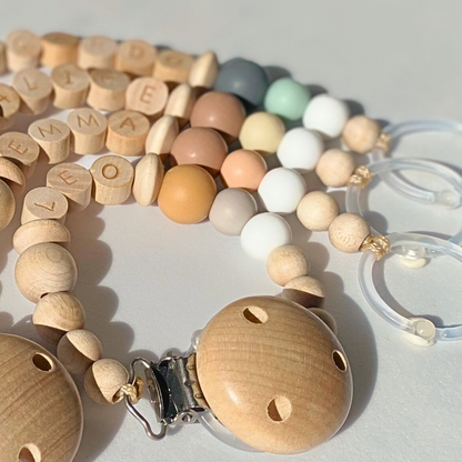 Catenelle portaciuccio in legno e silicone personalizzate con il nome del bambino, dettaglio delle perle in silicone nelle 4 combinazioni di colori.