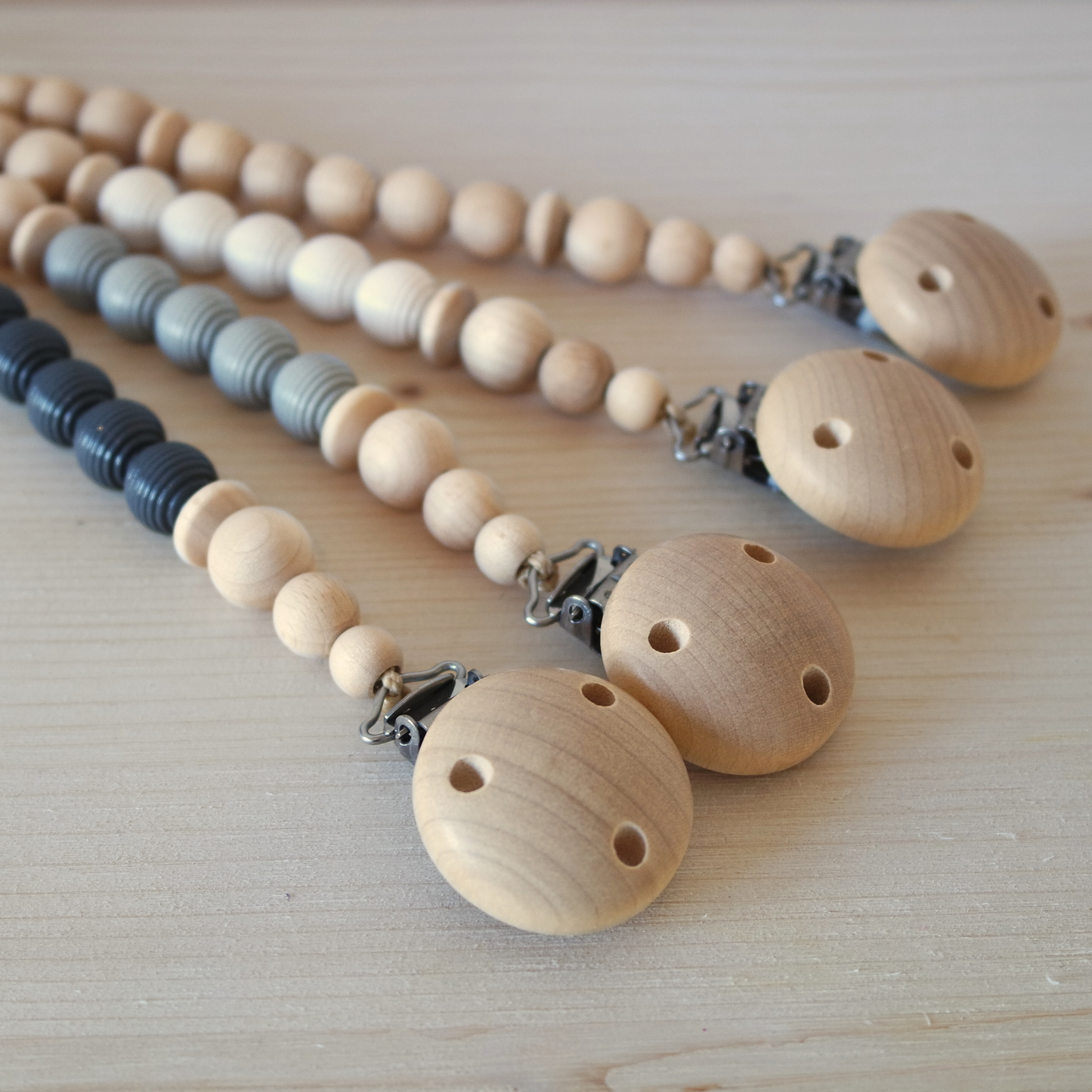 Catenelle portaciuccio in legno nelle 4 varianti di colore. Dettaglio clip in legno.