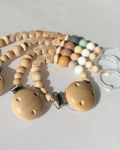 Selezione di catenelle portaciuccio personalizzate con nome in perline di legno e silicone alimentari