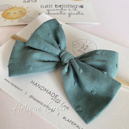 Fiocco per capelli Classic Bow Plumetis in colore antique green, accessorio per capelli chic e sofisticato.