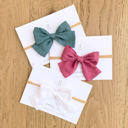 Collezione di fiocchi per capelli Classic Bow Plumetis in tre colori: vintage mauve, soft white e antique green.  Accessori chic per capelli di neonate e bambine.