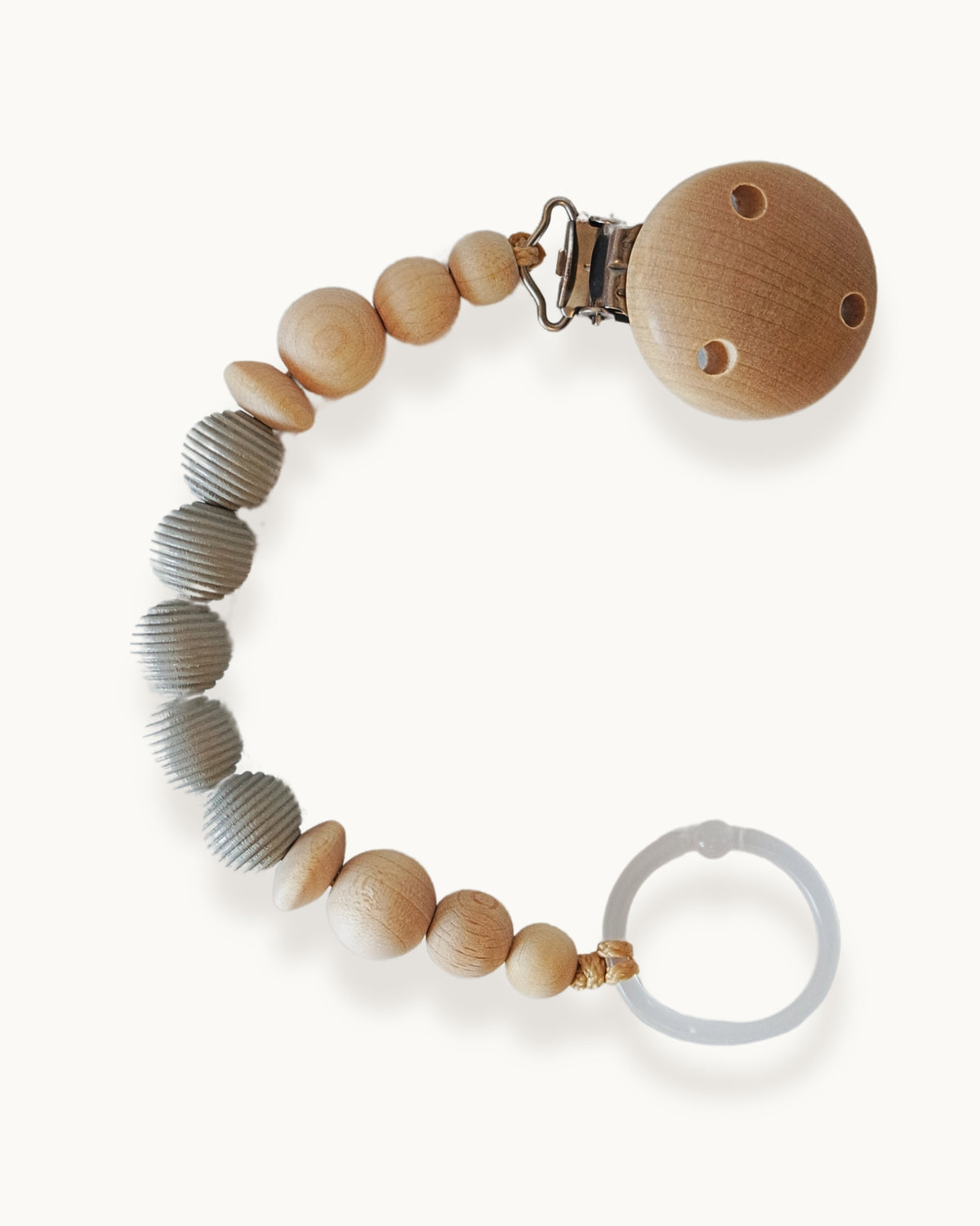 Catenella portaciuccio in legno di faggio con perle sfaccettate grigio chiaro con clip antisoffoco.
