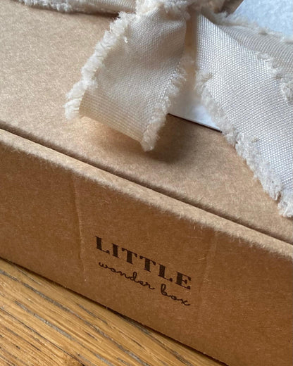 Confezione regalo Little Wonder Box LAPEPIA, scatola in cartone con nastro sfrangiato avorio