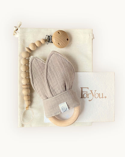 Cofanetto Little Wonder Box Little Treasures, variante Tortora: anello dentizione, clip portaciuccio e custodia in cotone