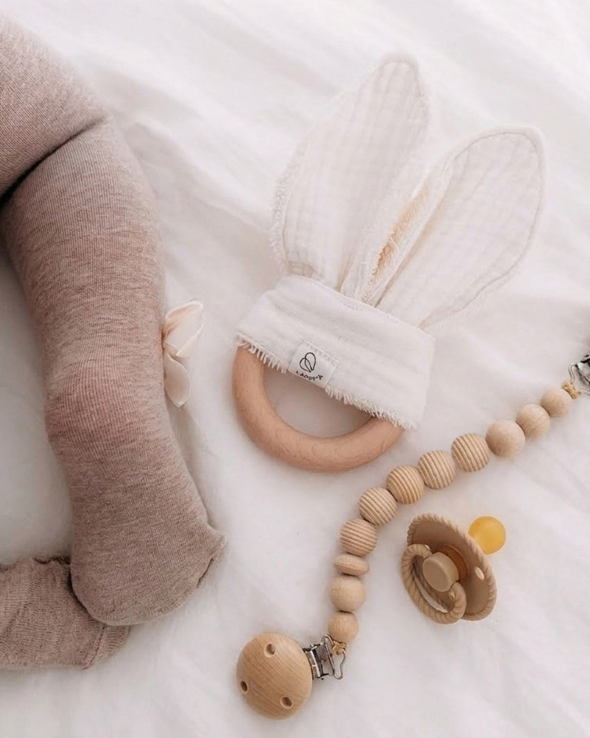 Neonato con anello dentizione coniglietto e clip portaciuccio LAPEPIA, ambientazione Little Wonder Box