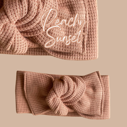 Fascia per capelli in jersey di cotone nel colore peachy sunset. Dettaglio nodo.
