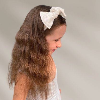 Fascia per capelli in jersey di cotone nel colore snowbound, indossata.