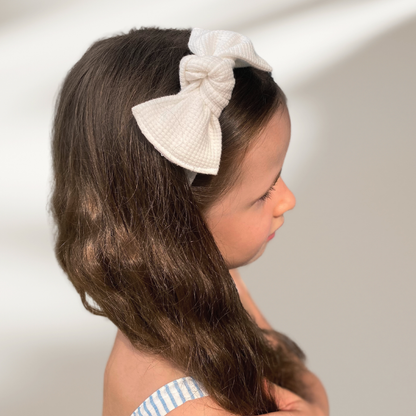 Fascia per capelli in jersey di cotone nel colore snowbound, indossata.
