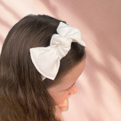 Fascia per capelli in jersey di cotone nel colore snowbound, indossata.