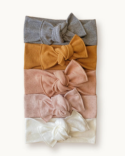 Set di fasce per capelli da neonata in jersey di cotone lavorato pointelle in vari colori neutri