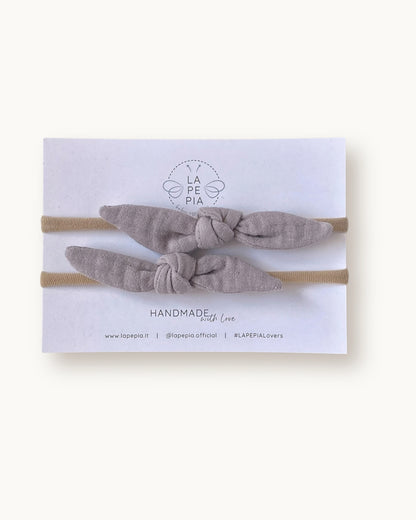 Set di due fasce per neonata TinyKnot con nodino in mussola di cotone grigio chiarissimo, fatte a mano su fascia elasticizzata.