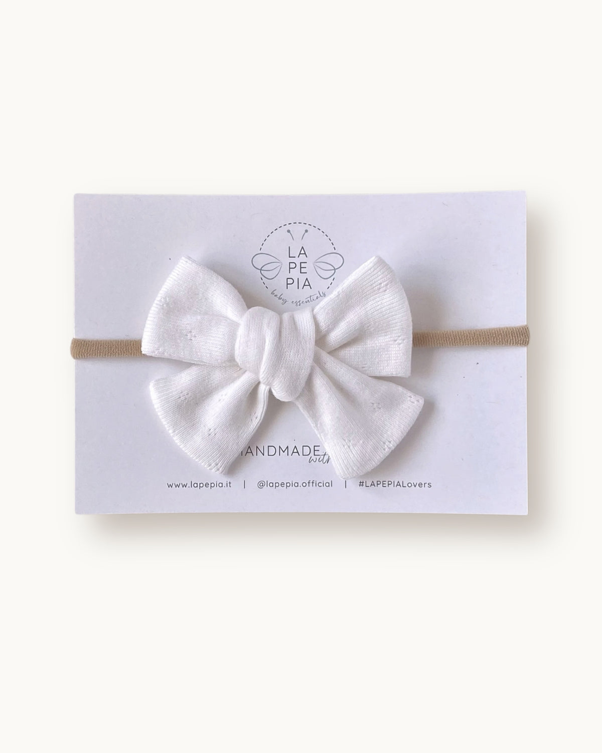 Fiocco per capelli Classic Bow color senape in cotone bianco, fatto a mano su fascia morbida per neonata.