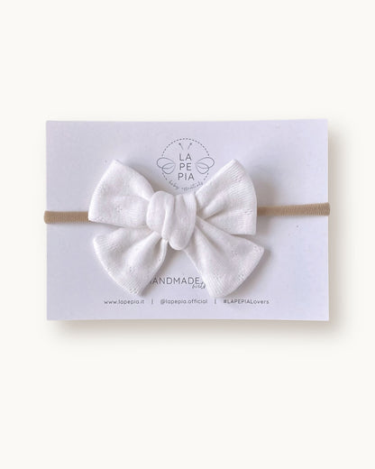 Fiocco per capelli Classic Bow color senape in cotone bianco, fatto a mano su fascia morbida per neonata.