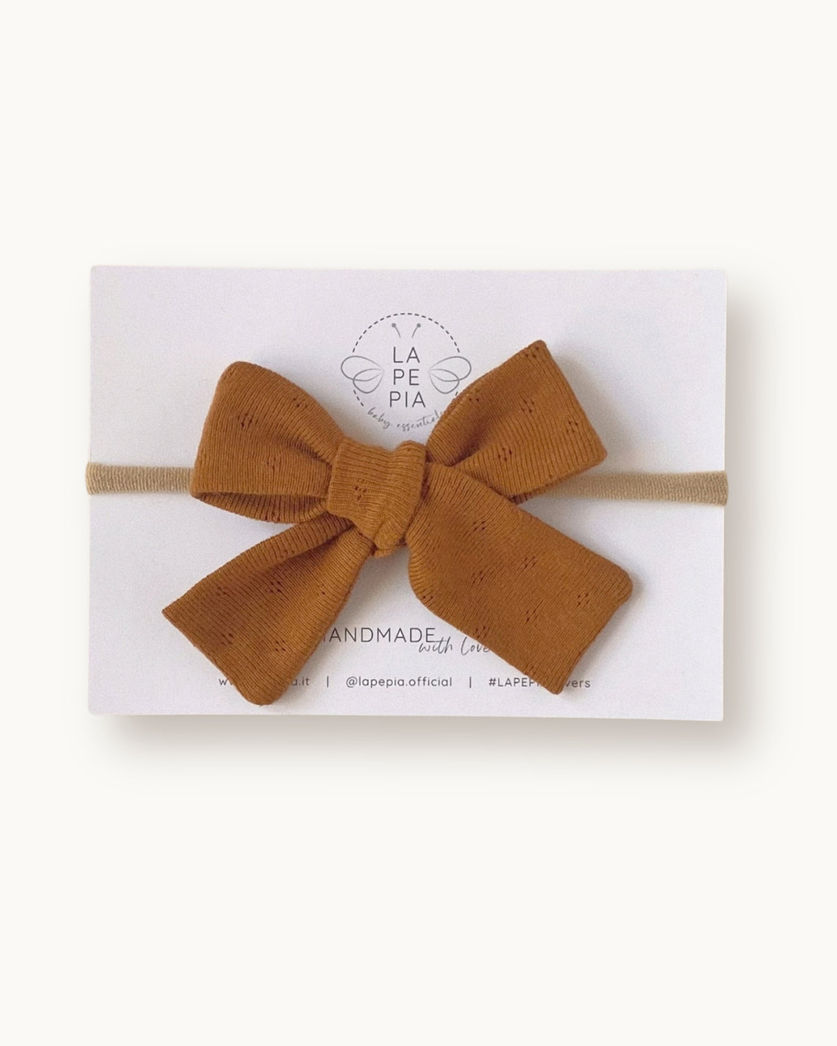 Fiocco per capelli Classic Bow color caramello in cotone lavorato, fatto a mano su fascia morbida per neonata.
