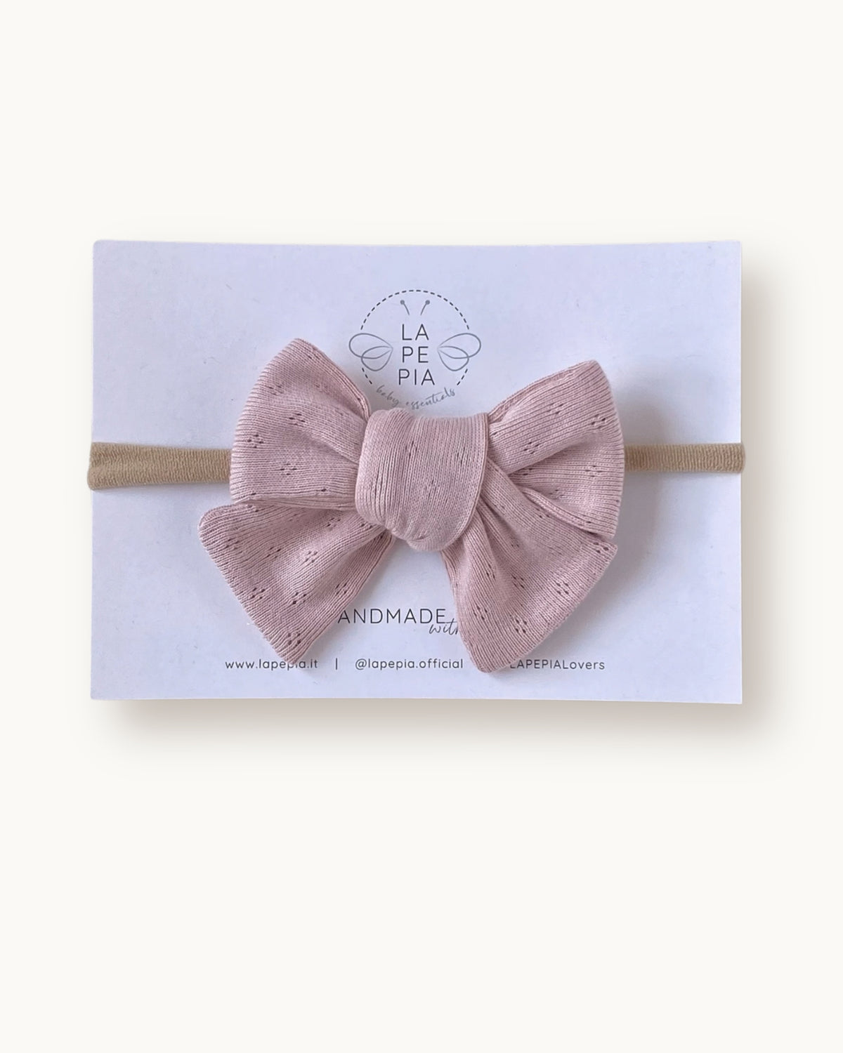 Fiocco per capelli Classic Bow color rosa cipria in cotone lavorato, fatto a mano su fascia morbida per neonata.
