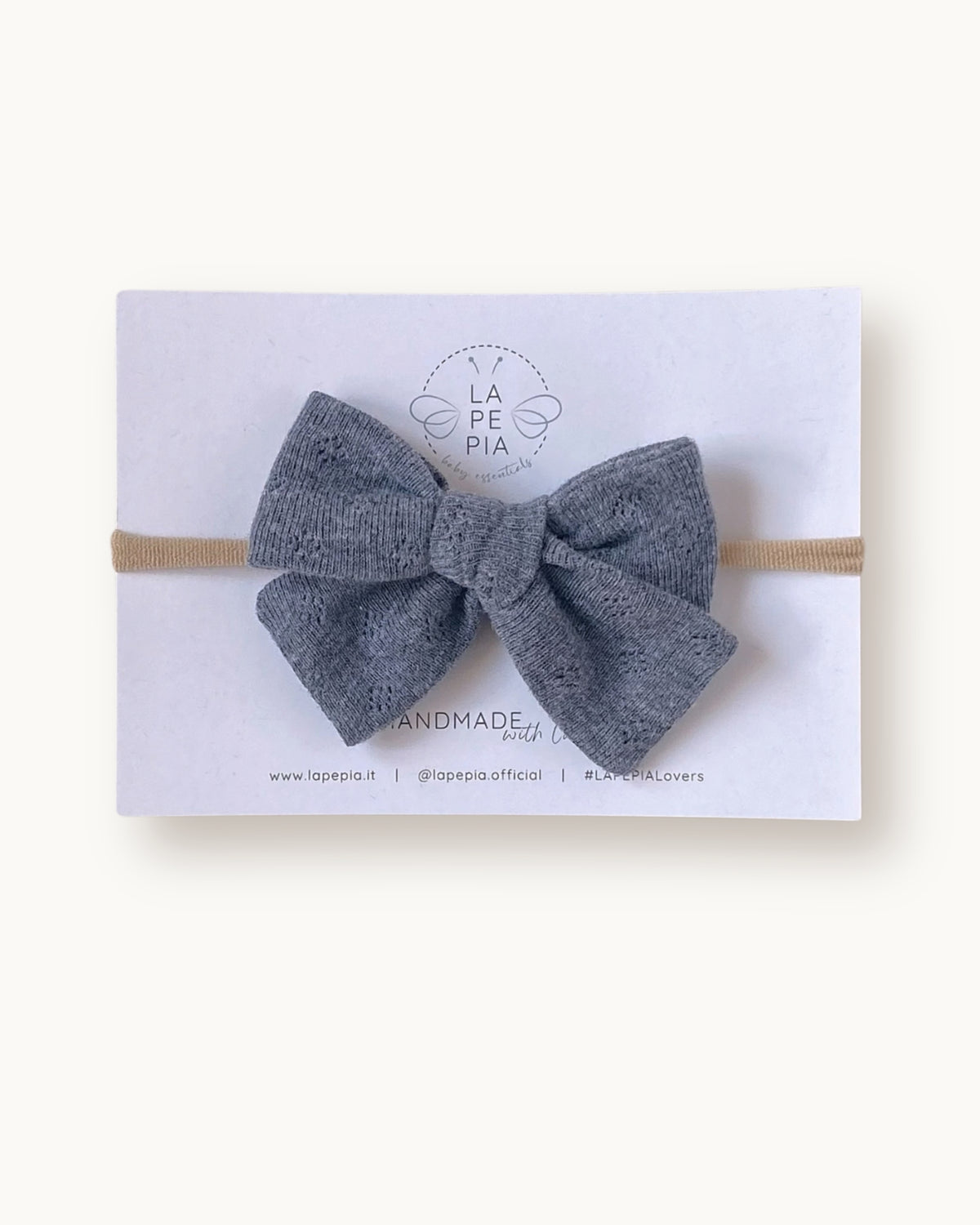 Fiocco per capelli Classic Bow color grigio in cotone lavorato, fatto a mano su fascia morbida per neonata.
