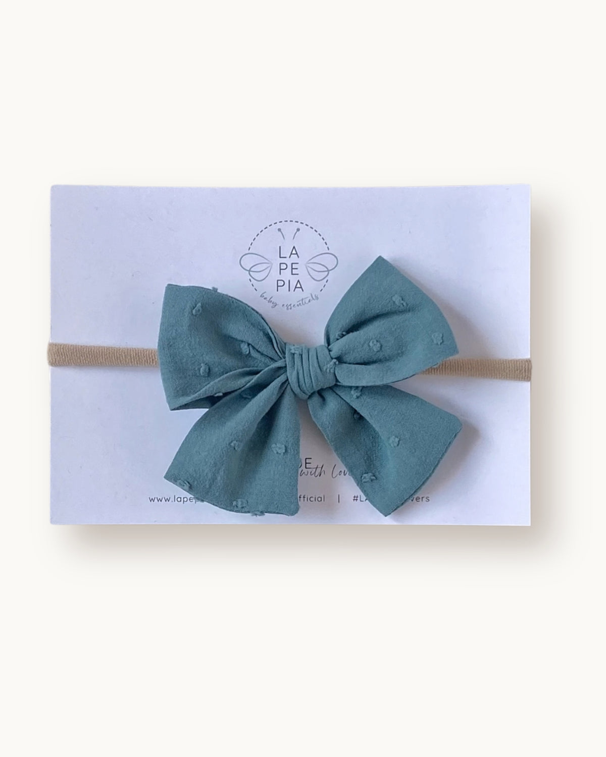 Fiocco per capelli da bambina e neonata Classic Bow in cotone plumetis antique green fatto a mano su fascia morbida in nylon.