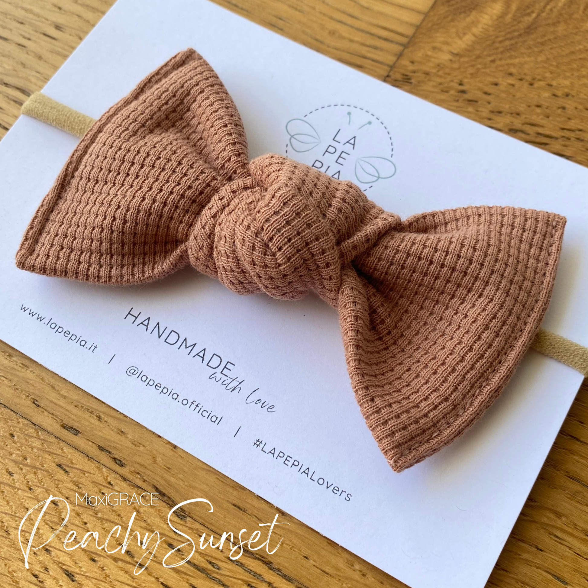 Fiocco per capelli in jersey di cotone nel colore peachy sunset, confezionata su cartolina logata LAPEPIA.