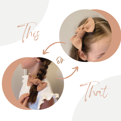 Fiocco per capelli in jersey di cotone nel colore peachy sunset indossato sia come fascia per capelli che come elastico per legare la treccia.