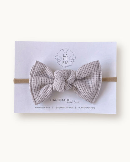 Maxi fiocco per capelli da bambina e neonata Maxi Grace beige su fascia morbida in nylon.