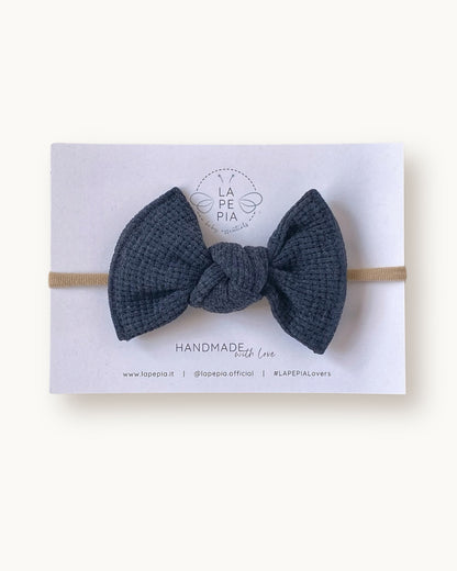 Fiocco per capelli Maxi Grace grigio antracite in cotone lavorato, con fascia regolabile per neonata e bambina.