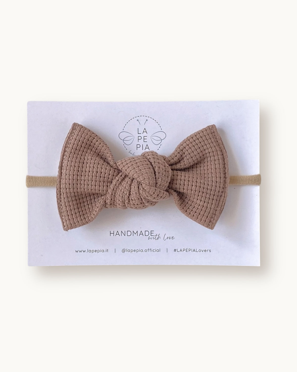 Maxi fiocco per capelli Maxi Grace color nocciola fatto a mano su fascia morbida da neonata.