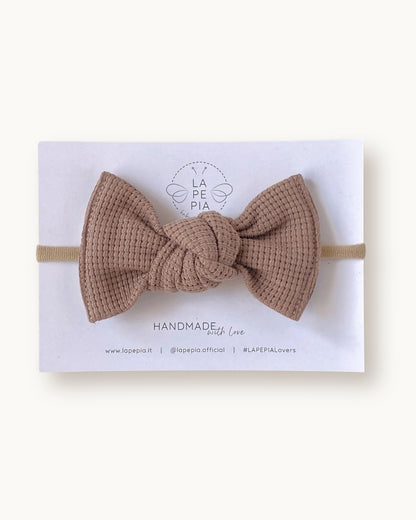 Maxi fiocco per capelli Maxi Grace color nocciola fatto a mano su fascia morbida da neonata.