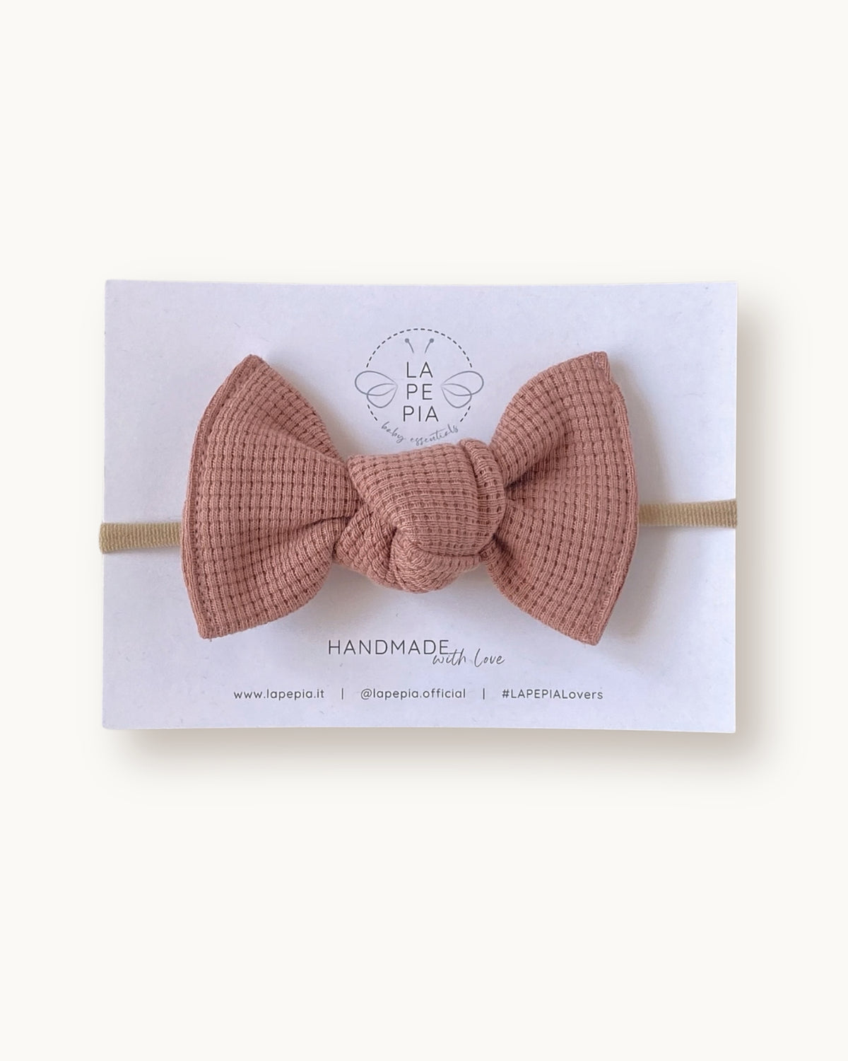 Maxi fiocco per capelli Maxi Grace rosa pesca in cotone lavorato, fatto a mano su fascia morbida per neonata.
