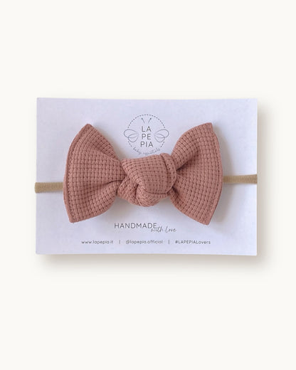 Maxi fiocco per capelli Maxi Grace rosa pesca in cotone lavorato, fatto a mano su fascia morbida per neonata.