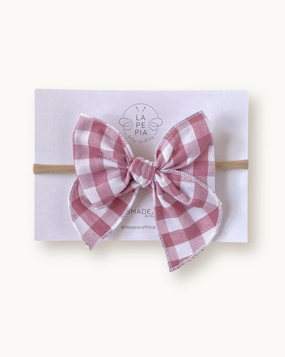 Fiocco per capelli a quadretti vichy rosa vintage su fascia elasticizzata per neonata e bambina, in puro cotone.