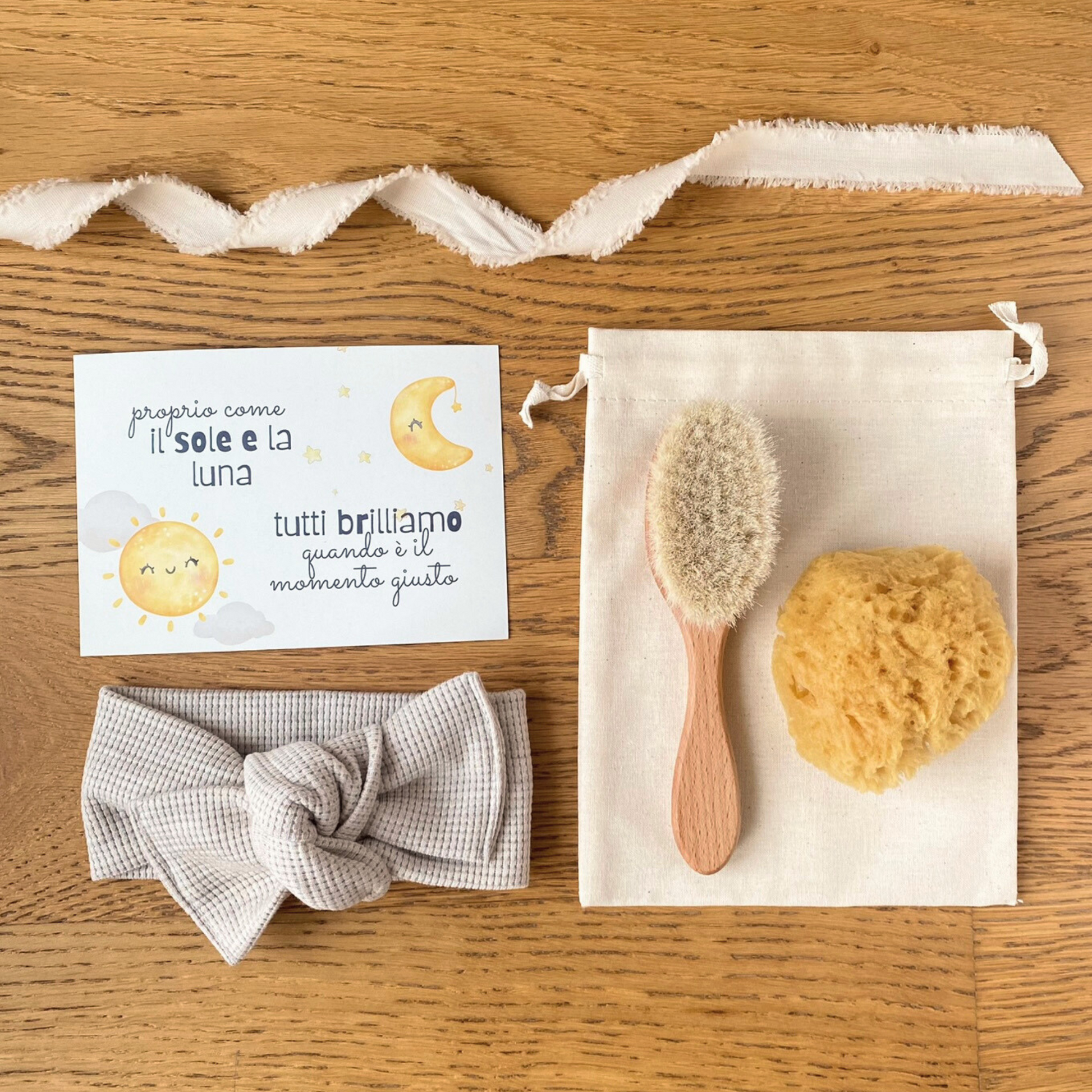 Set regalo Little Wonder Box 'Cozy Beauty Set' nella variante Beige, con fascia per capelli color beige, spazzola in legno con setole naturali, spugna di mare e sacchettino protettivo in cotone. LAPEPIA.