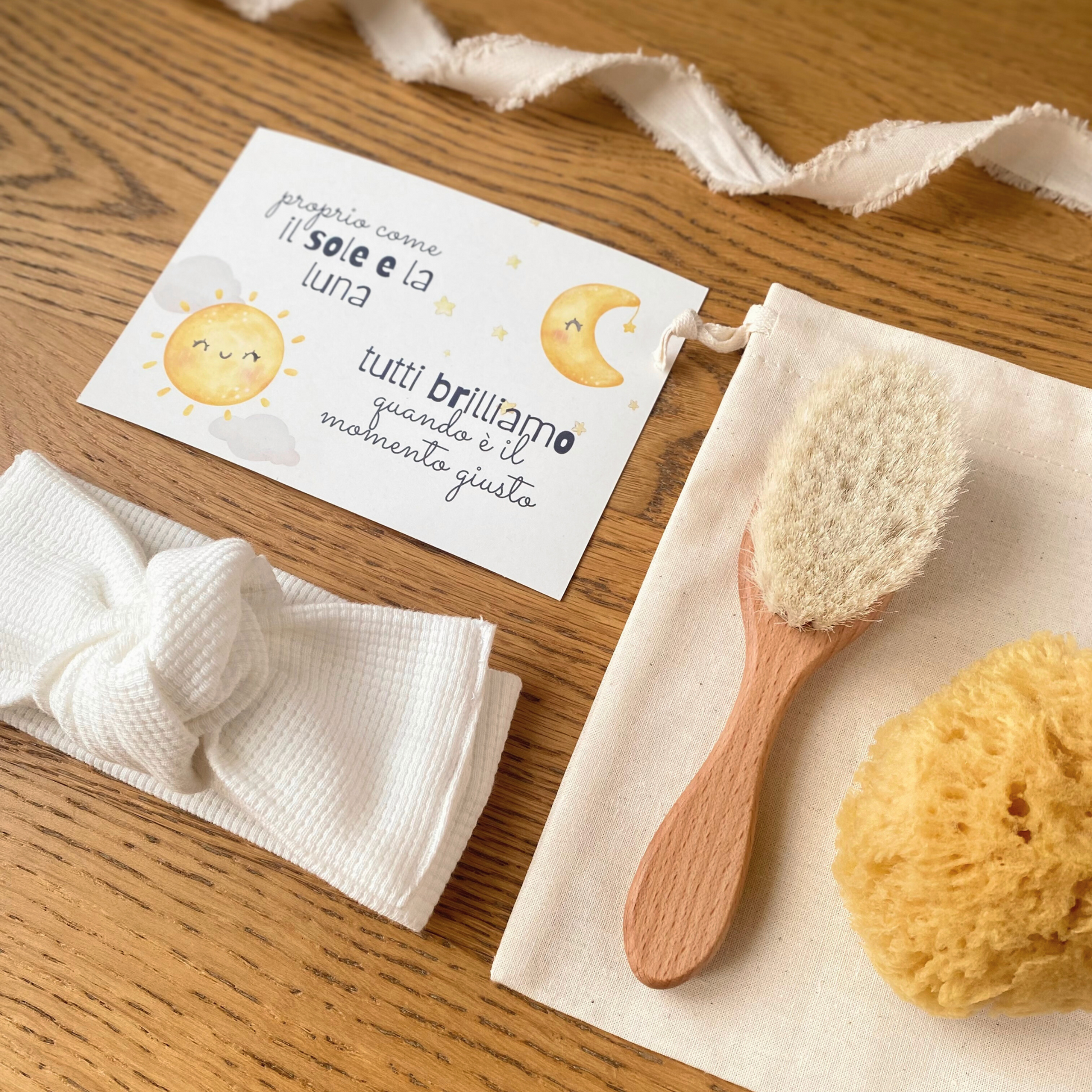 Set regalo Little Wonder Box 'Cozy Beauty Set' composto da fascia per capelli, spazzola in legno con setole naturali, spugna di mare e sacchettino protettivo in cotone. LAPEPIA.