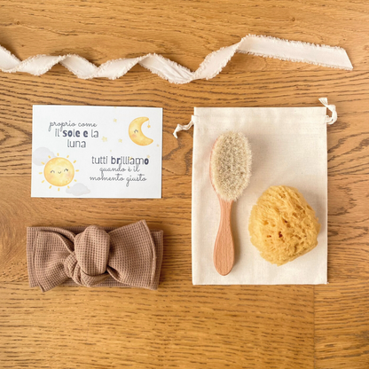 Set regalo Little Wonder Box 'Cozy Beauty Set' nella variante Mocha, con fascia per capelli color mocha, spazzola in legno con setole naturali, spugna di mare e sacchettino protettivo in cotone. LAPEPIA.