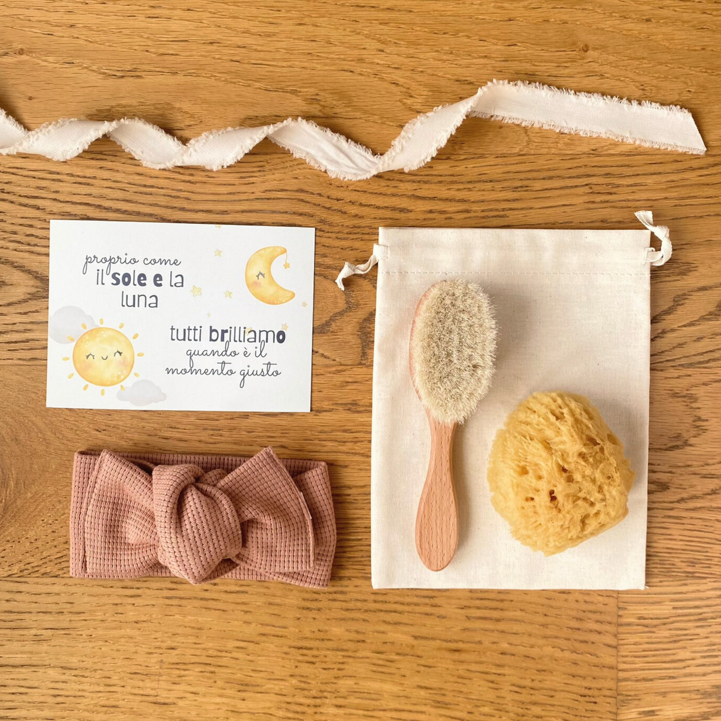 Set regalo Little Wonder Box 'Cozy Beauty Set' nella variante Peachy Sunset, con fascia per capelli color peachy sunset, spazzola in legno con setole naturali, spugna di mare e sacchettino protettivo in cotone. LAPEPIA.