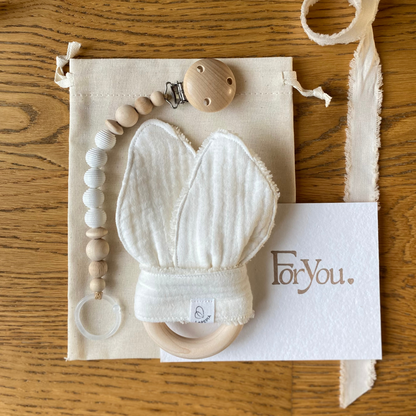Set regalo Little Wonder Box 'Little Treasures' nella variante Cream, con catenella portaciuccio snowbound, dou dou cream con anello dentizione e sacchettino protettivo in cotone. LAPEPIA.