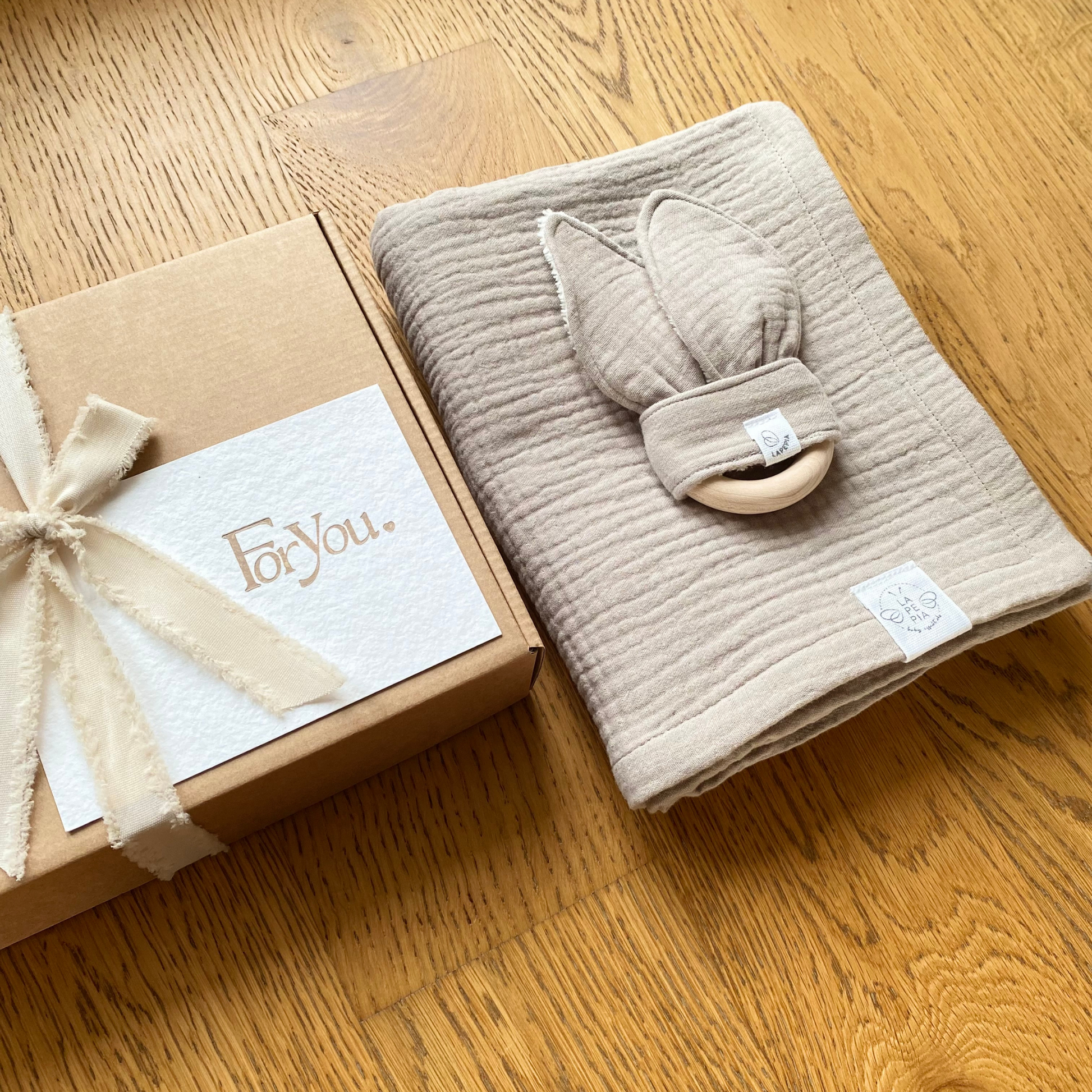 Set regalo Little Wonder Box 'Sweet Dreams' composto da copertina in mussola, dou dou con anello dentizione e sacchettino protettivo in cotone. LAPEPIA.
