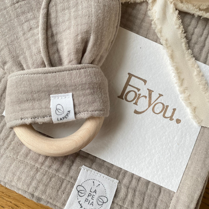 Set regalo Little Wonder Box 'Sweet Dreams' nella variante colore Beige, composto da copertina in mussola beige, dou dou beige con anello dentizione e sacchettino protettivo in cotone. Dettaglio della cartolina in carta di cotone e stampa LetterPress. LAPEPIA.