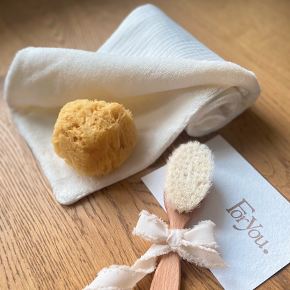 Set regalo Little Wonder Box 'Wellness Essentials' nella variante Cream, con telo double face color cream, spazzola in legno con setole naturali, spugna di mare e sacchettino protettivo in cotone. LAPEPIA.