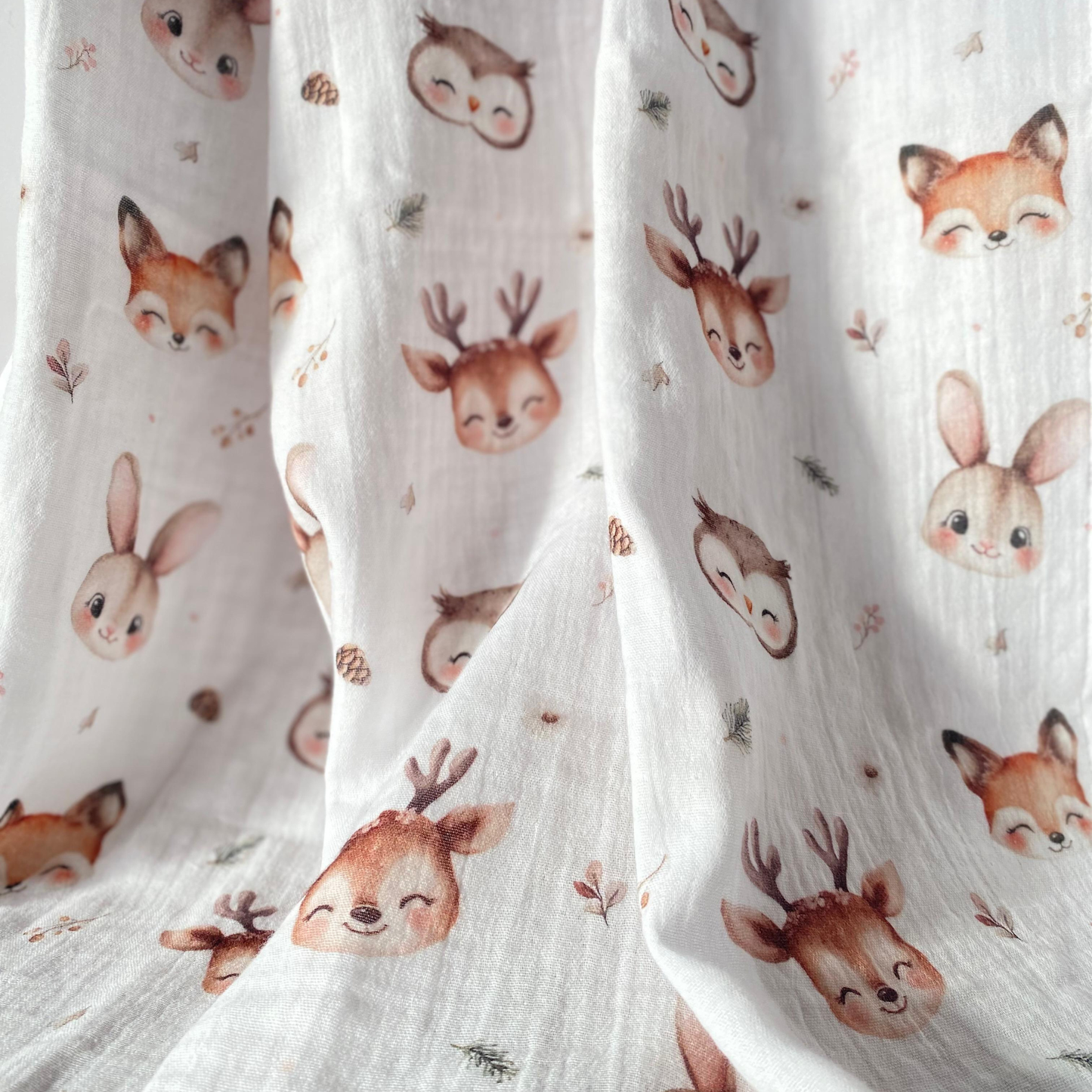 Dettaglio della mussola di cotone 70x70 variante Bosco Incantato, fantasia con animaletti del bosco dai colori pastello e mood invernale, tessuto morbido e delicato per neonati e bambini