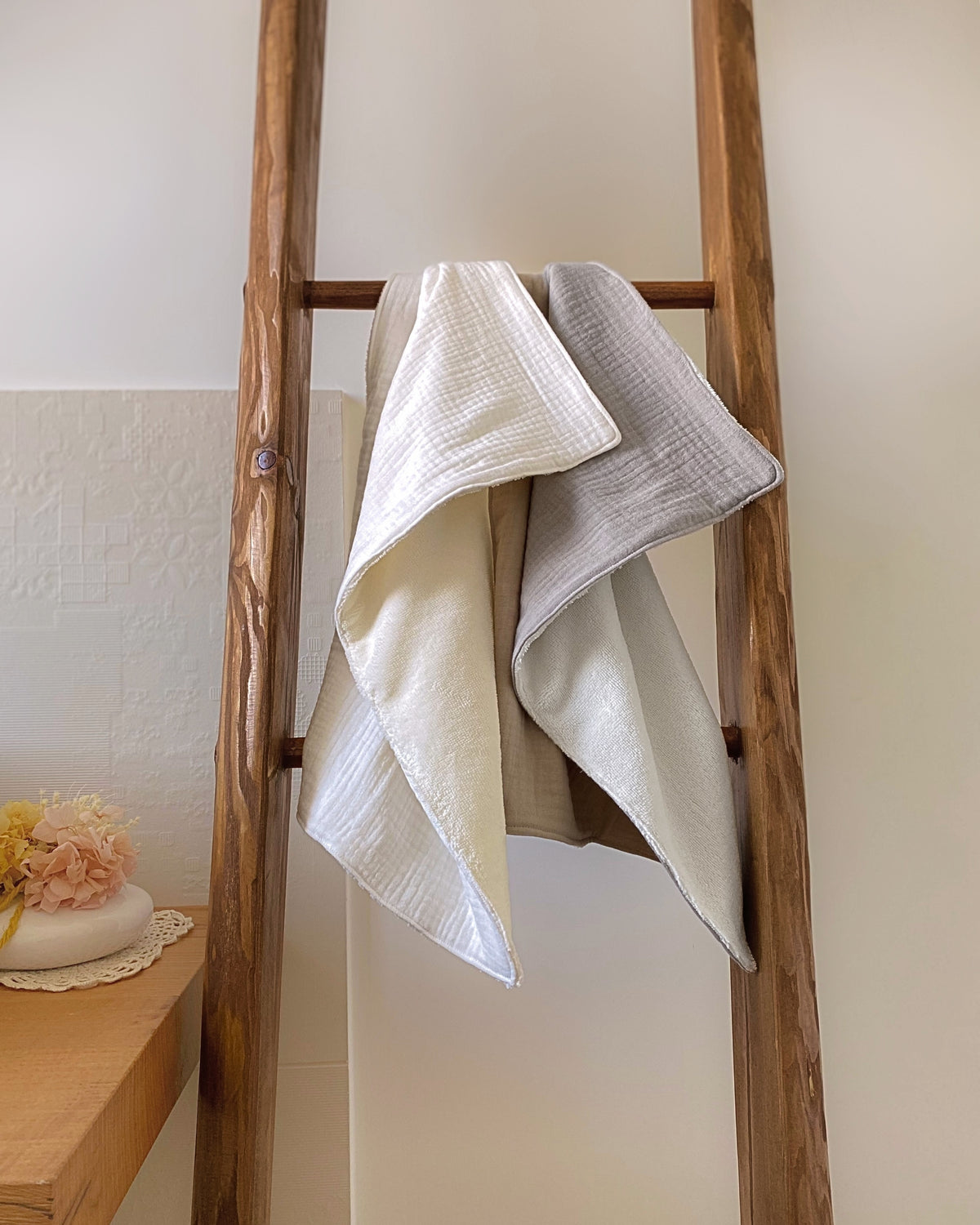 Mussola double face LAPEPIA appesa a scaletta in legno