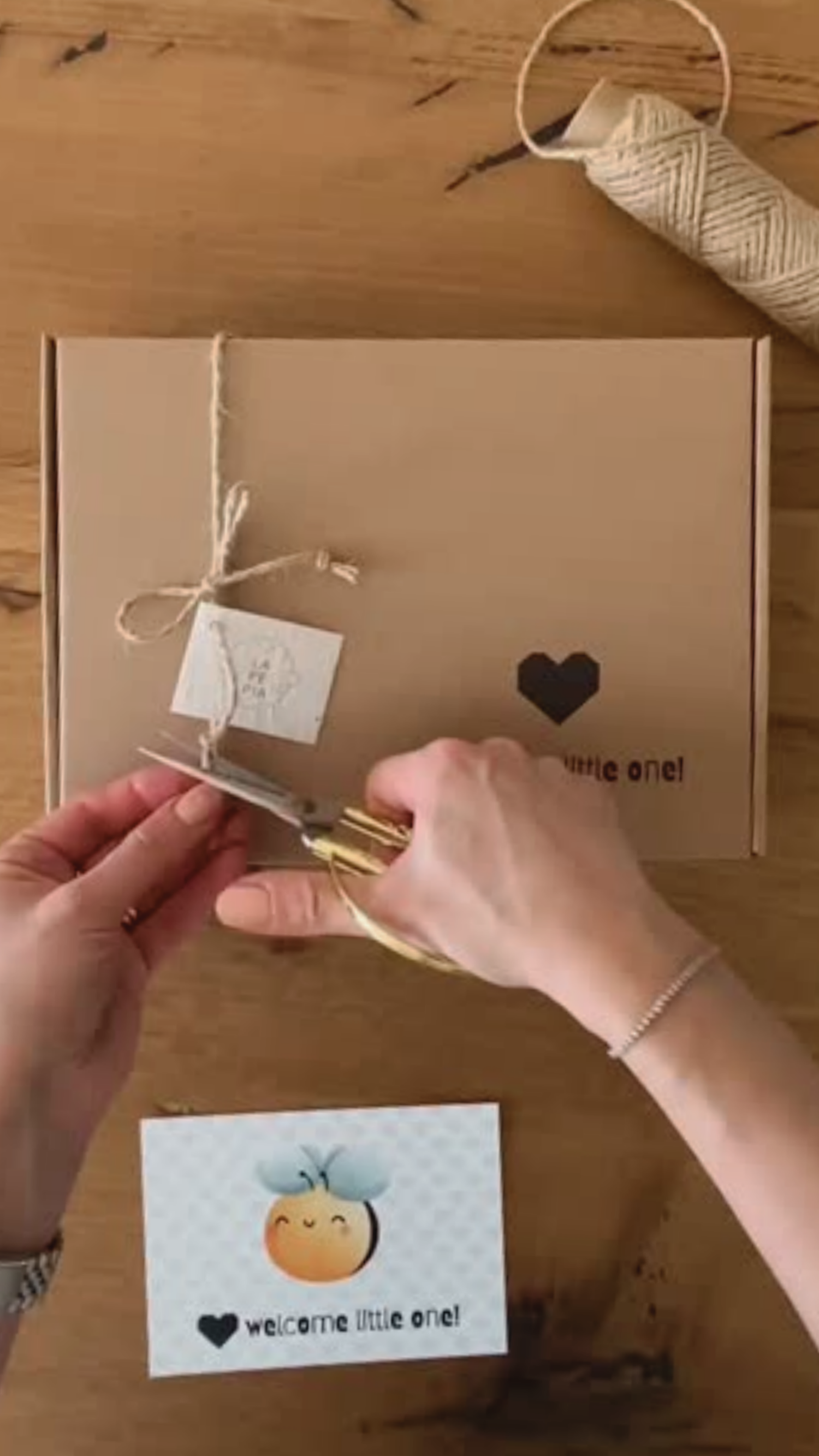 Mani che preparano packaging LAPEPIA artigianale con cura e attenzione ai dettagli