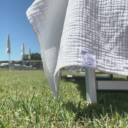 Copertina in mussola di cotone colore Cream mossa dal vento.