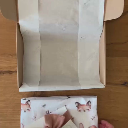 Confezionamento di alcuni prodotti Lapepia in una scatola regalo "Welcome Little One!"