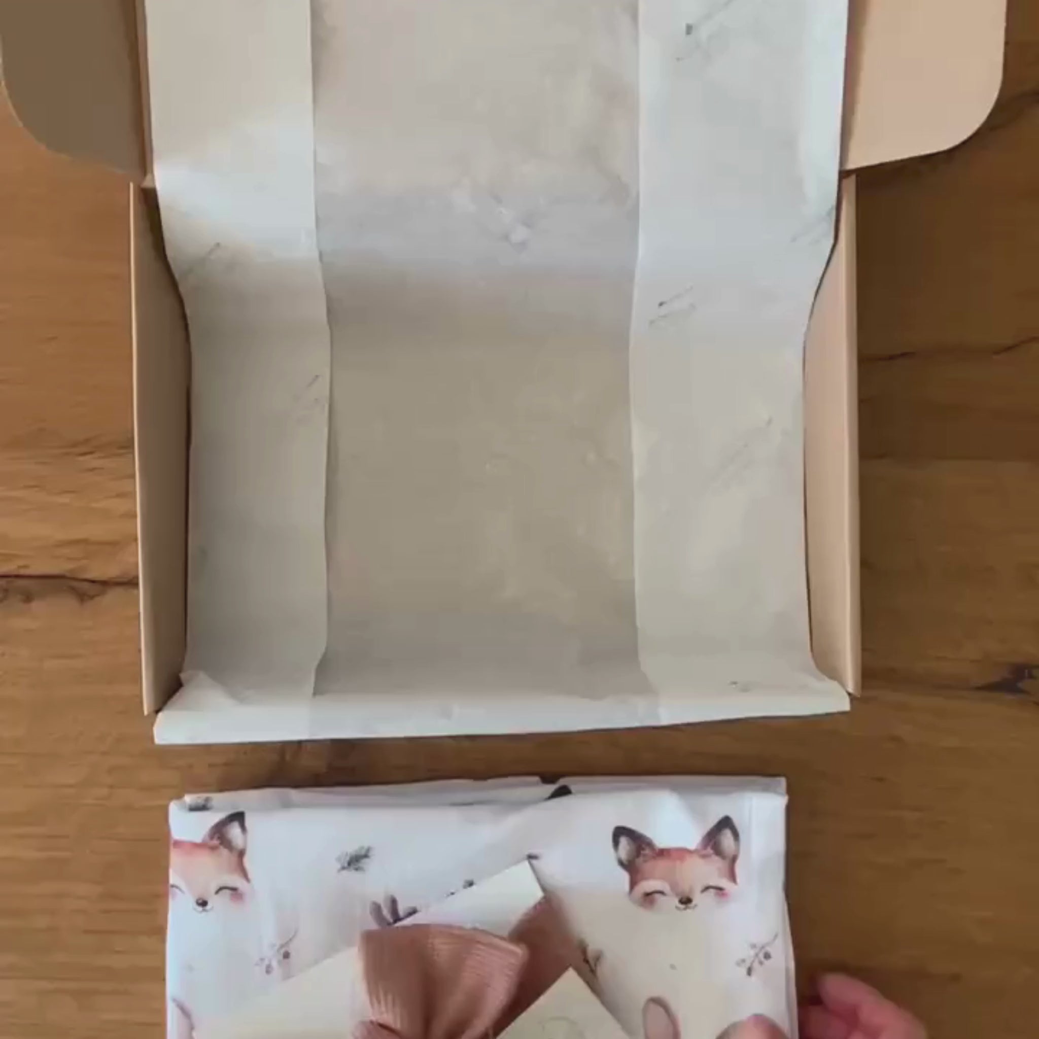 Confezionamento di alcuni prodotti Lapepia in una scatola regalo "Welcome Little One!"