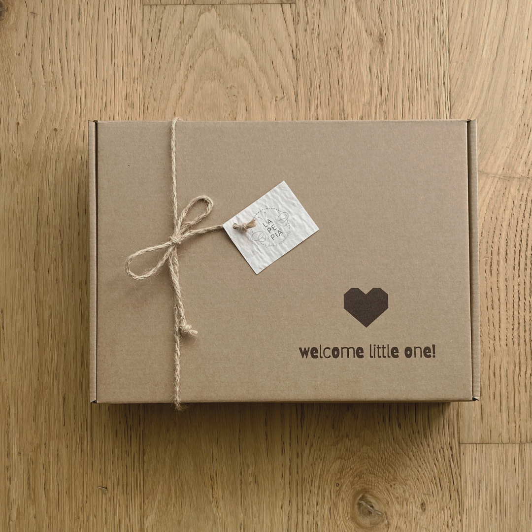 Scatola regalo in cartone con personalizzazione "WELCOME LITTLE ONE!", chiusa con cordoncino in juta.