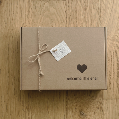 Scatola regalo in cartone con personalizzazione "WELCOME LITTLE ONE!", chiusa con cordoncino in juta.