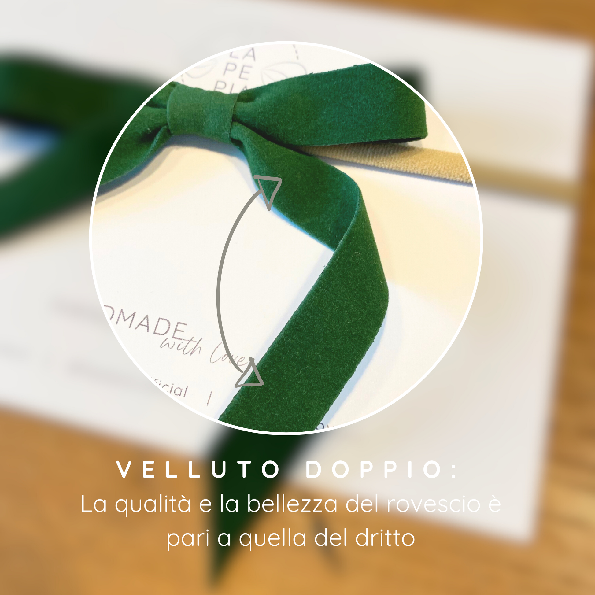 Dettaglio del velluto doppio dei fiocchi del set Velvet Holly, che ne mostra la qualità e la texture raffinata. LAPEPIA.