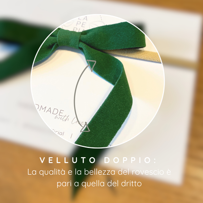 Dettaglio del velluto doppio dei fiocchi del set Velvet Holly, che ne mostra la qualità e la texture raffinata. LAPEPIA.